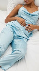 Pijama de cetim azul ice - pose relaxada em estúdio - visual minimalista com calça longa