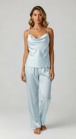 Pijama de cetim azul ice feminino - vista frontal - calça longa e regata de alças - fundo claro em estúdio