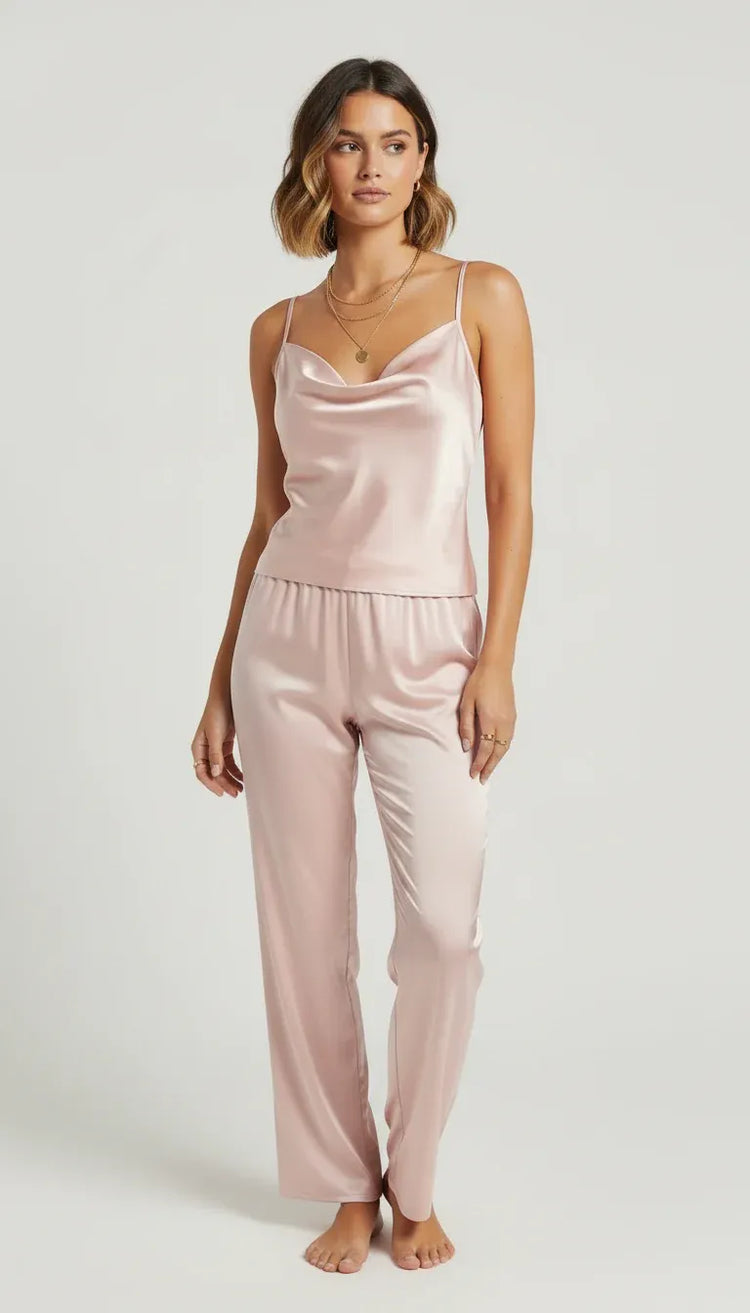 Conjunto pijama rosa de cetim costas, alças finas e calça reta.