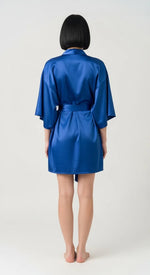 robe kimono azul - costas com faixa ajustável e acabamento limpo