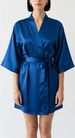 robe kimono de cetim azul curto feminino - frente com gola transpassada, manga 3/4 e faixa no cinto com passantes