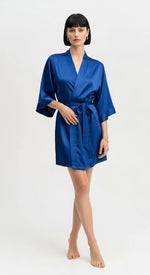 robe de cetim azul curto - vista inteira, caimento liso e brilho acetinado discreto