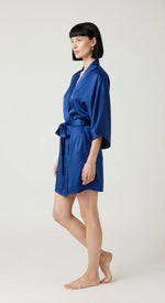 robe curto azul de cetim - lateral mostrando mangas amplas e barra acima do joelho