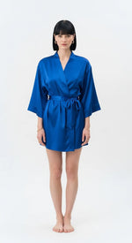 robe kimono azul curto - pose de frente com amarração na cintura destacando silhueta