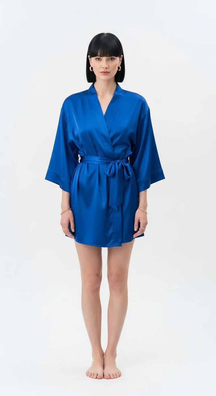 robe kimono azul curto - pose de frente com amarração na cintura destacando silhueta