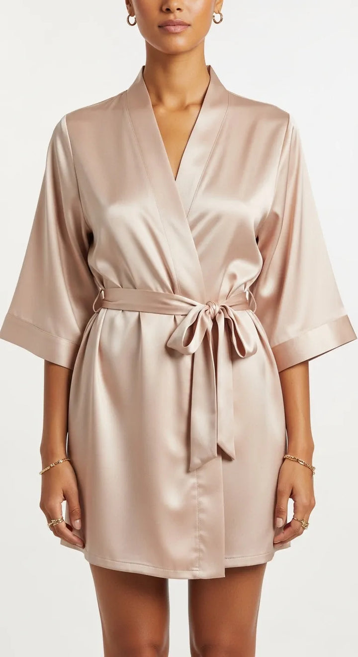 robe kimono de cetim champagne curto feminino - frente, gola transpassada e faixa na cintura