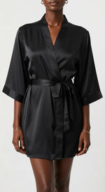 robe kimono de cetim preto curto feminino - frente com gola transpassada e faixa ajustável