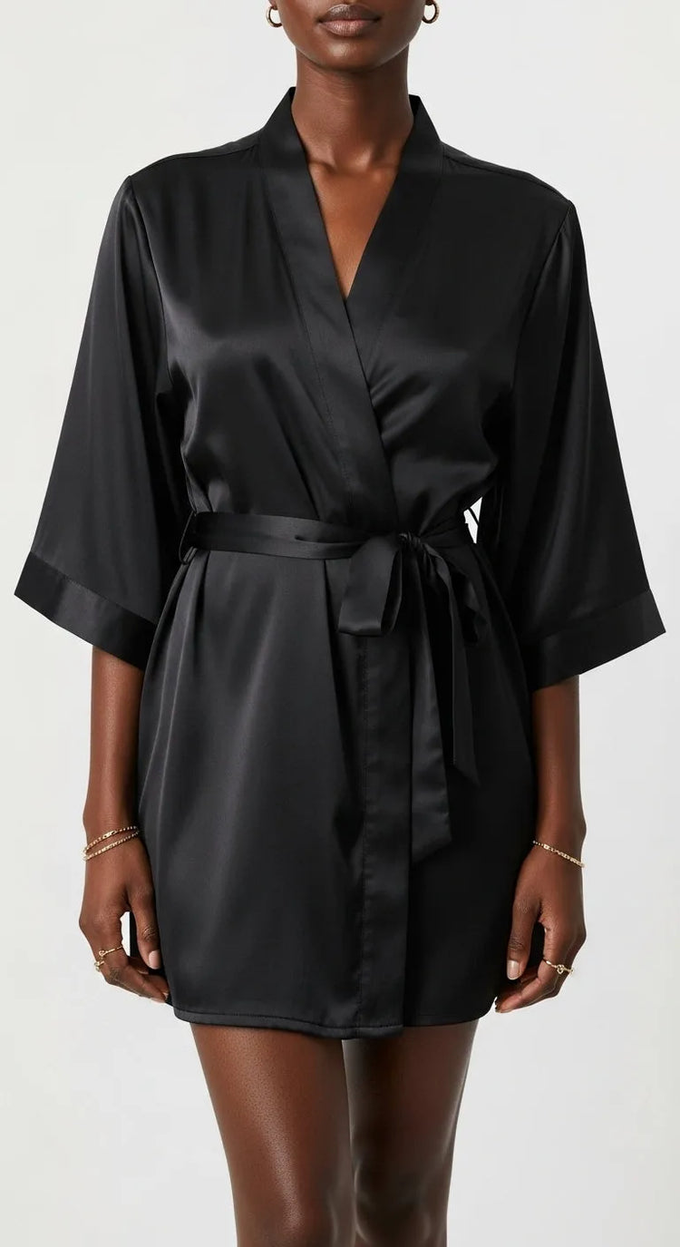 robe kimono de cetim preto curto feminino - frente com gola transpassada e faixa ajustável