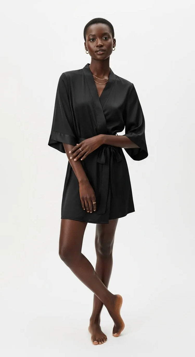 robe curto preto - pose de frente evidenciando a amarração