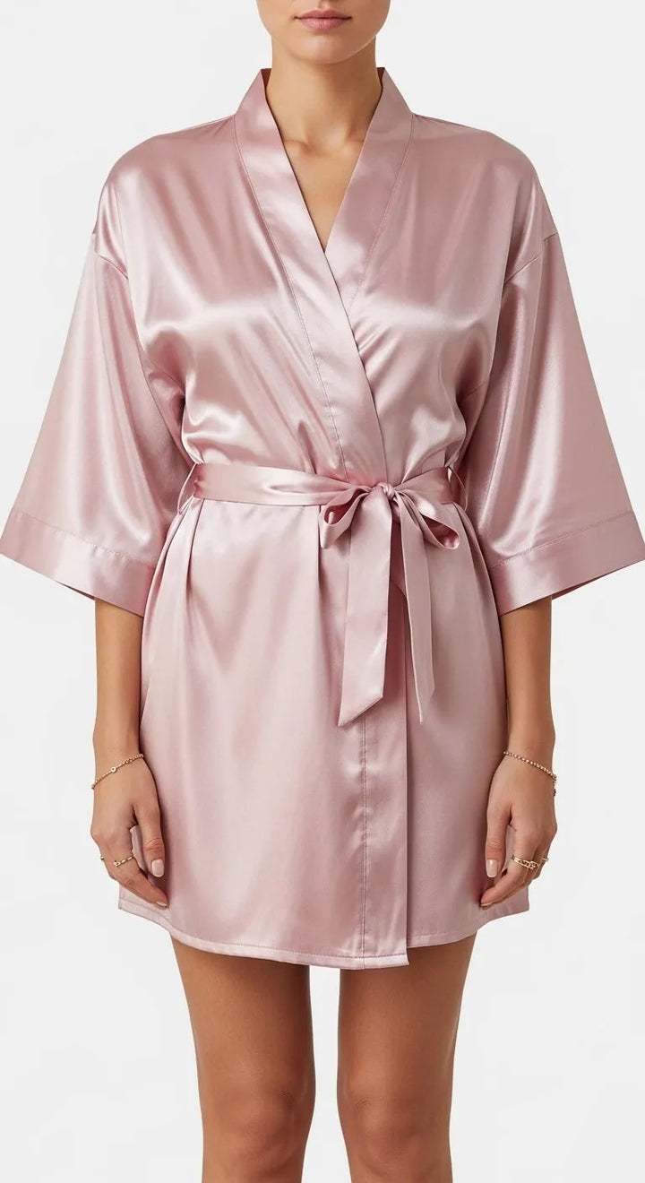 robe kimono de cetim rosa curto feminino - frente, gola em V e manga 3/4 com faixa na cintura