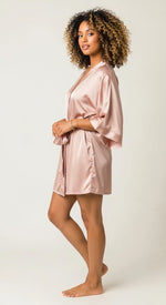 robe rosa de cetim - lateral mostrando mangas amplas e barra reta