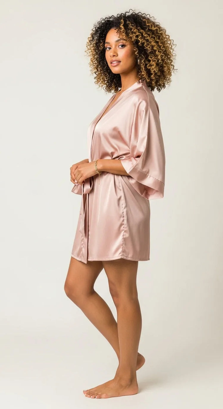 robe rosa de cetim - lateral mostrando mangas amplas e barra reta