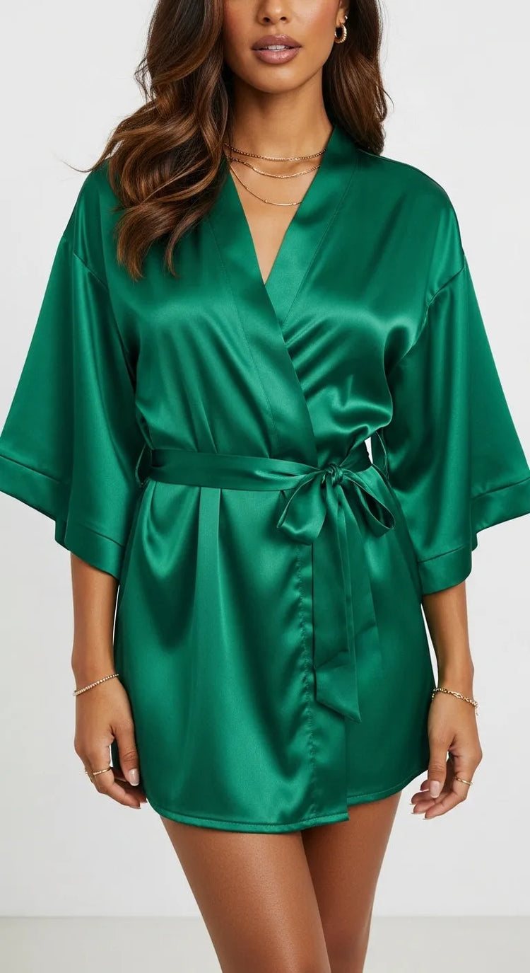 robe kimono de cetim verde curto feminino - frente com gola transpassada e faixa com passantes