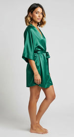 robe de cetim verde curto - vista inteira, brilho suave e caimento leve