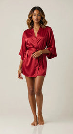 robe de cetim vermelho curto - vista inteira com brilho acetinado e caimento liso