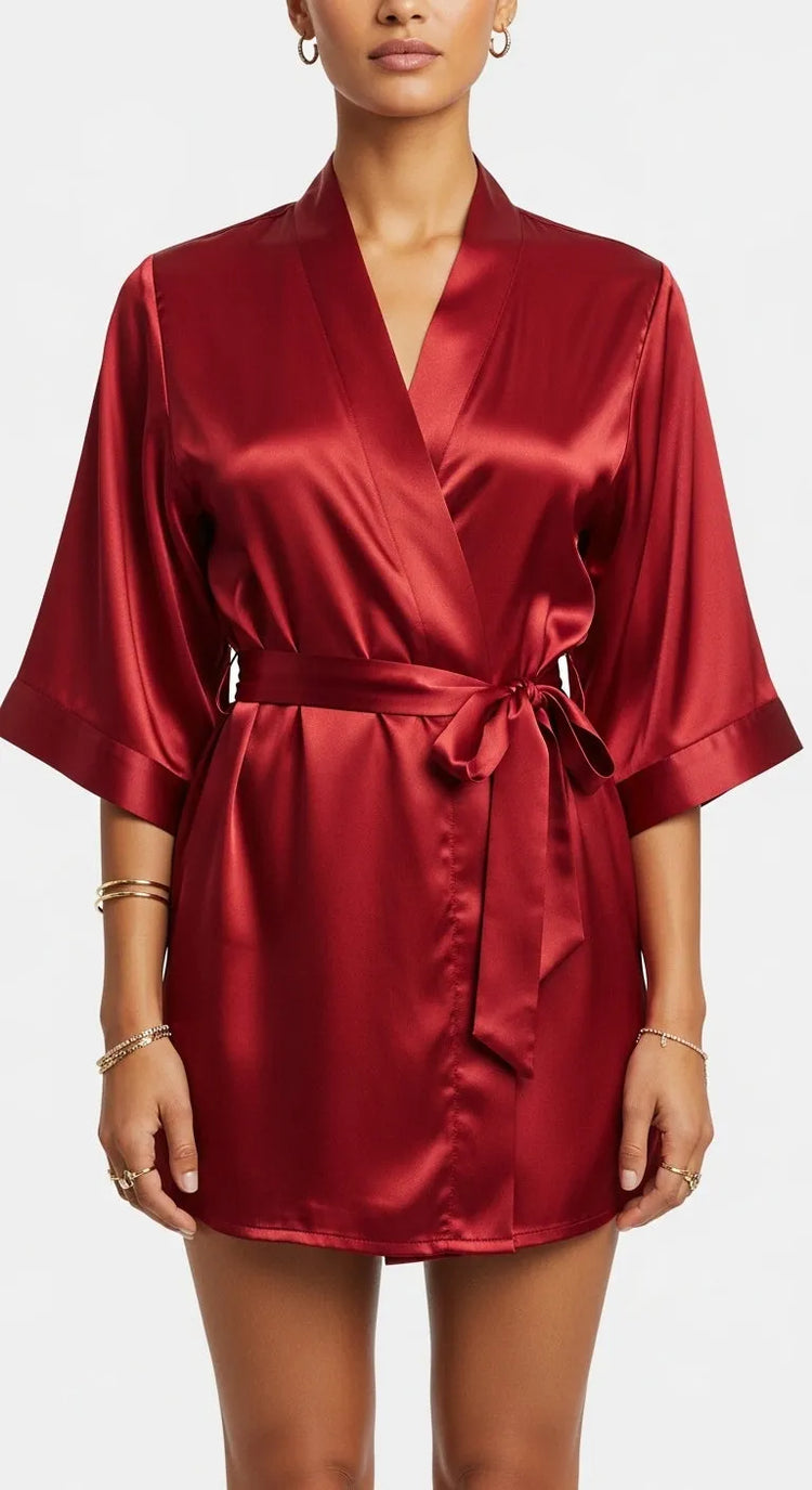 robe kimono de cetim vermelho curto feminino - frente, gola em V transpassada e faixa ajustável