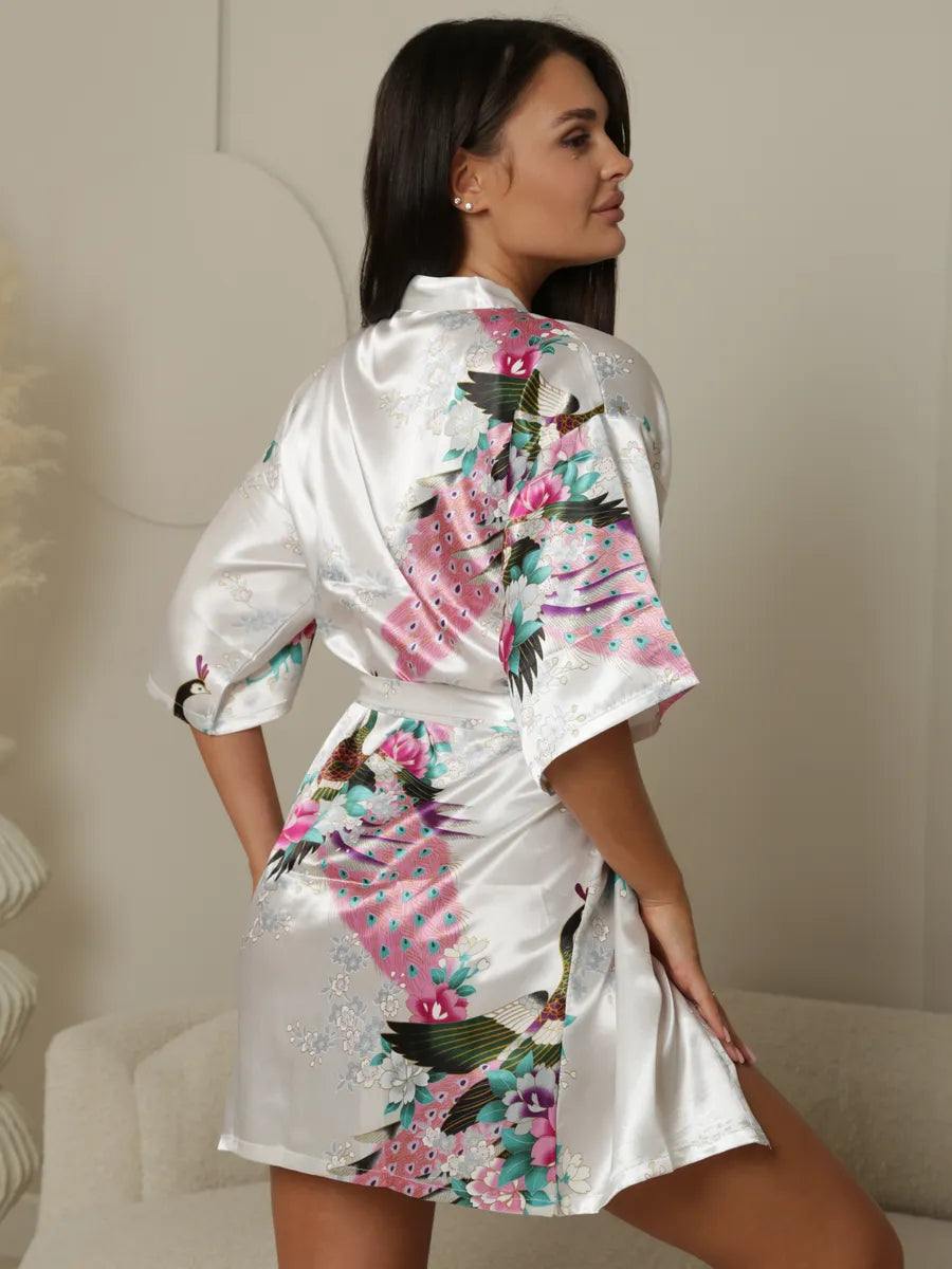 detalhe da barra lisa robe kimono branco floral comprimento longo