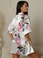 detalhe da barra lisa robe kimono branco floral comprimento longo