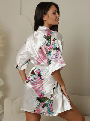 detalhe da barra lisa robe kimono branco floral comprimento longo