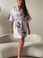 Robe Kimono Longo de Cetim Branco Floral Feminino