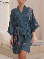 robe kimono curto azul floral aberto mostrando caimento leve