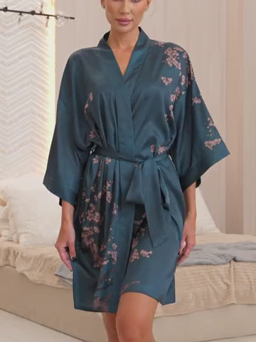 robe kimono curto azul floral aberto mostrando caimento leve