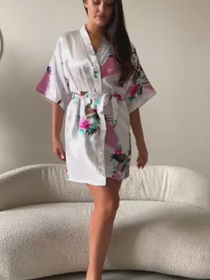 close da estampa floral rosas e ramos verdes em cetim branco