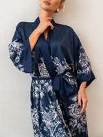 lateral esquerda kimono longo azul escuro floral branco manga ampla