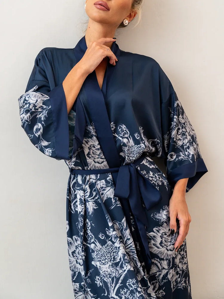 lateral esquerda kimono longo azul escuro floral branco manga ampla