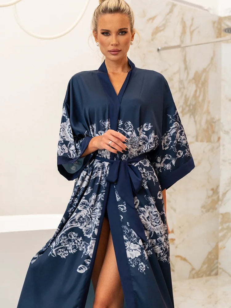 lateral direita robe longo azul escuro floral faixa marcando a cintura