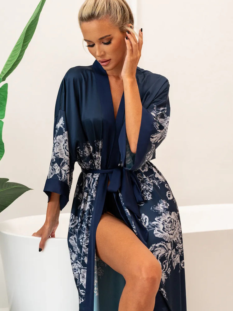 robe kimono longo azul escuro floral aberto mostrando caimento