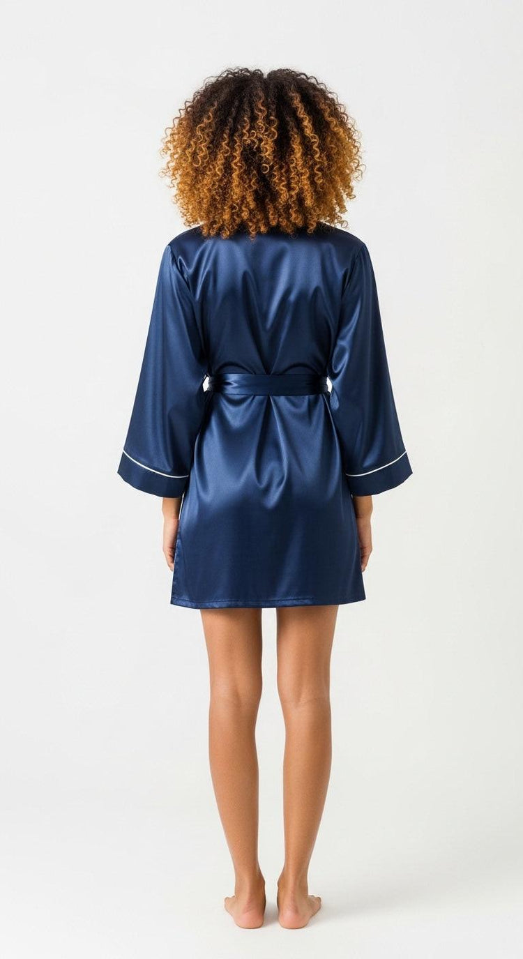robe kimono de cetim azul escuro costas barra curta sem fenda amarração e vivo claro no contorno