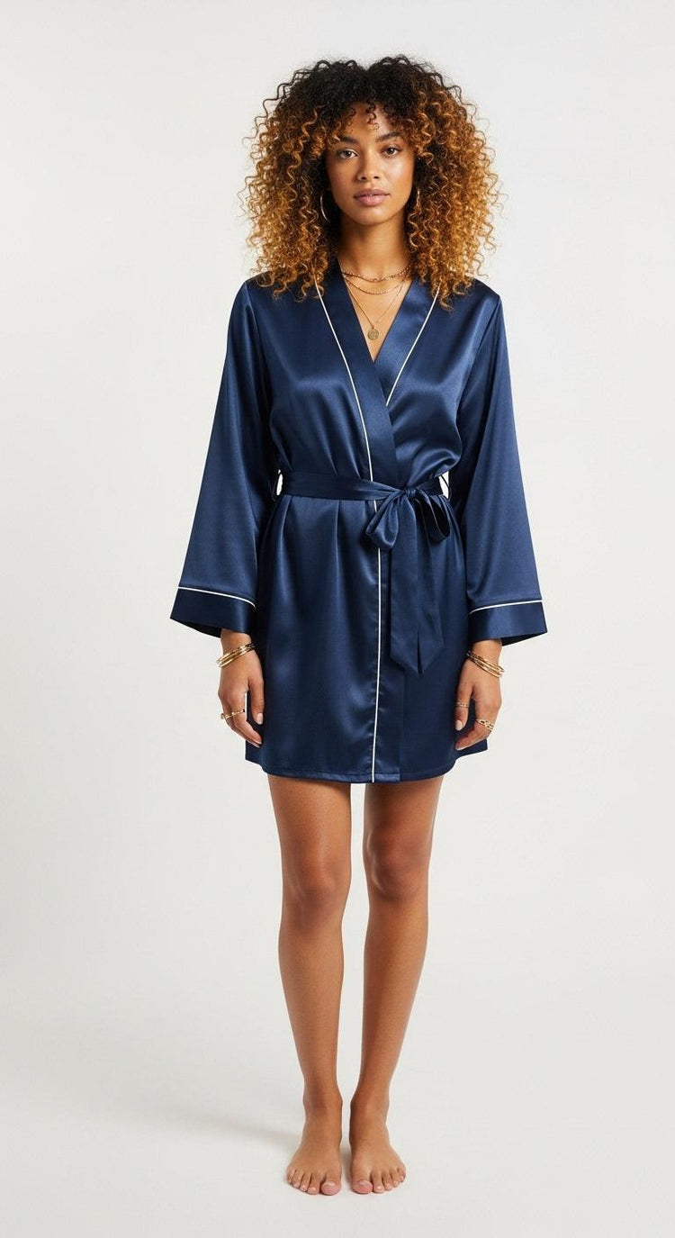 robe kimono de cetim azul marinho curto frente inteira ajuste na cintura e acabamento com vivo claro
