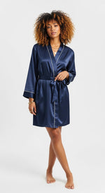 robe kimono curto azul escuro em cetim pose frontal brilho acetinado gola em V e vivo claro nas bordas