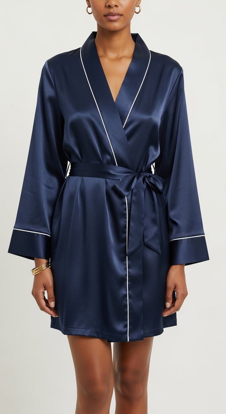 robe kimono curto de cetim azul escuro com faixa decote V transpassado mangas 3/4 vivo claro contrastando