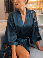 em movimento passo leve robe curto azul de cetim floral