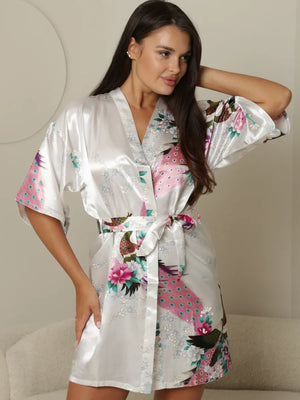 robe kimono longo de cetim branco floral rosas e folhagens manga 3/4 faixa ajustável e gola V transpassada