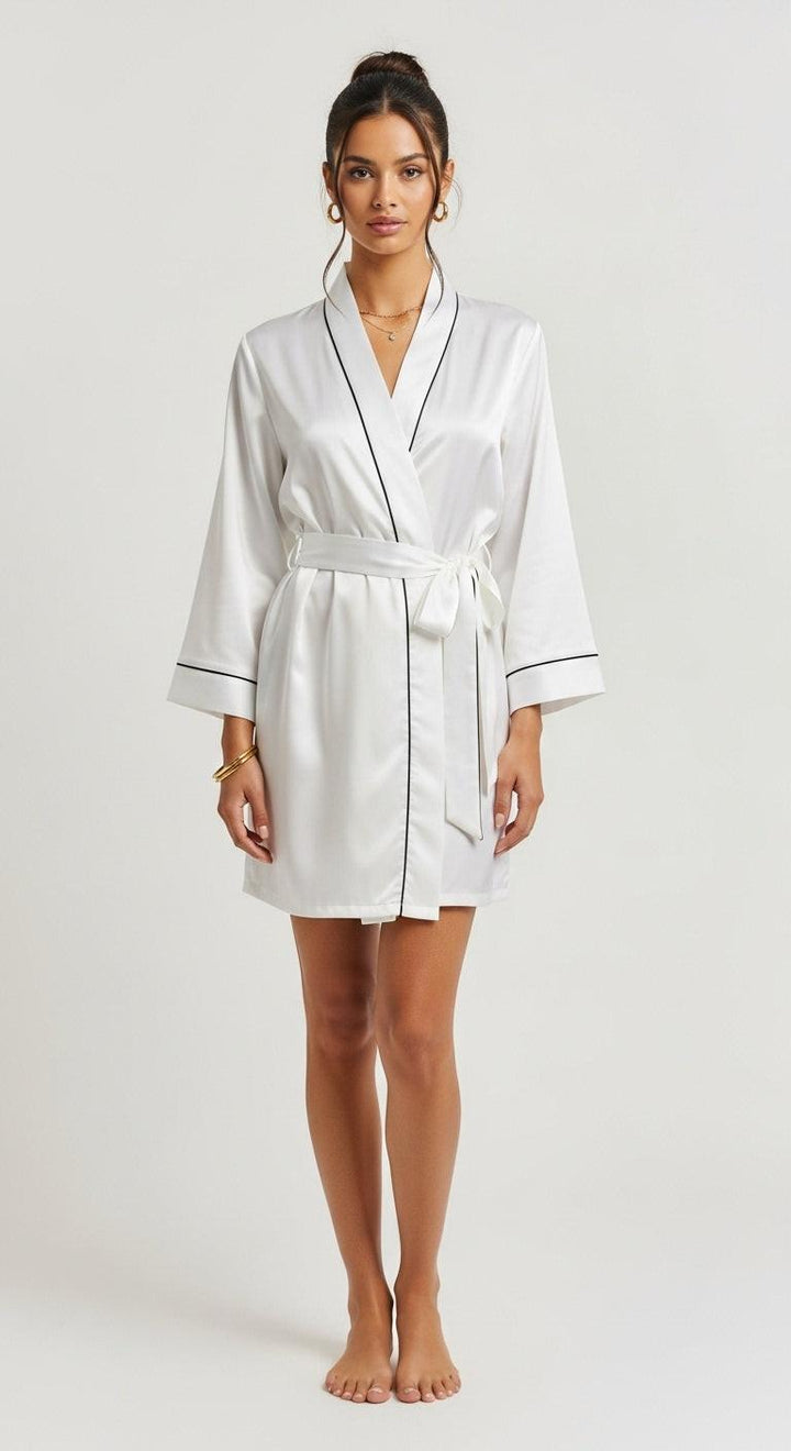 robe kimono de cetim branco curto frente inteira ajuste na cintura com amarração acabamento com vivo preto - Branco / Listras Pretas