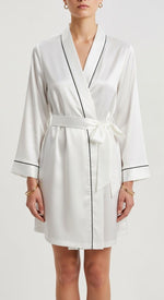 robe kimono curto de cetim branco com faixa mangas 3/4 e decote V transpassado vivo preto no contorno