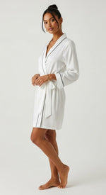robe kimono curto de cetim branco vista lateral mangas 3/4 retas faixa marcando a cintura vivo preto
