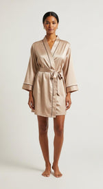 robe kimono de cetim champagne curto frente inteira cintura ajustada por amarração vivo preto no contorno