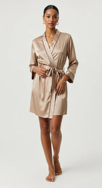 robe kimono curto champagne em cetim pose frontal brilho acetinado gola em V e vivo preto
