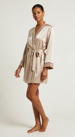 robe kimono curto de cetim champagne vista lateral mangas 3/4 retas faixa na cintura e vivo preto