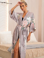 robe kimono lilás floral sentado mais distante composição ambiente