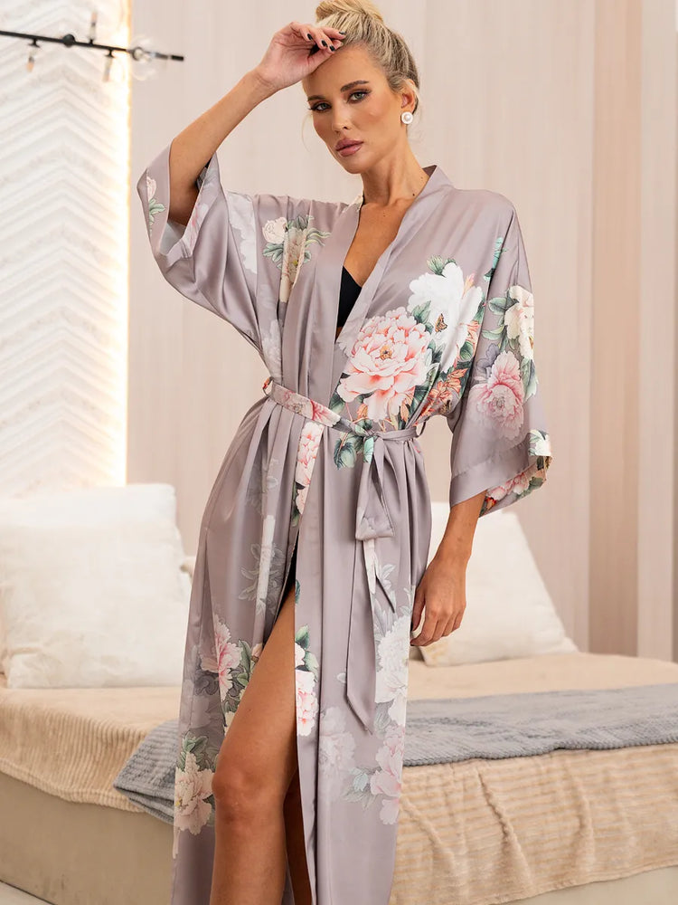 robe kimono lilás floral sentado mais distante composição ambiente