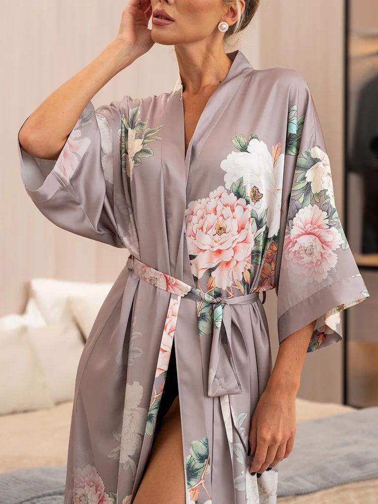 close do cinto nos passadores robe kimono lilás floral