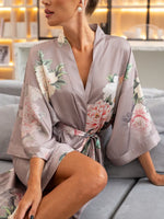 kimono lilás floral longo gola em V transpassada destaque para estampa romântica