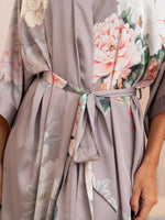 robe kimono lilás floral amarrando a faixa ajuste na cintura