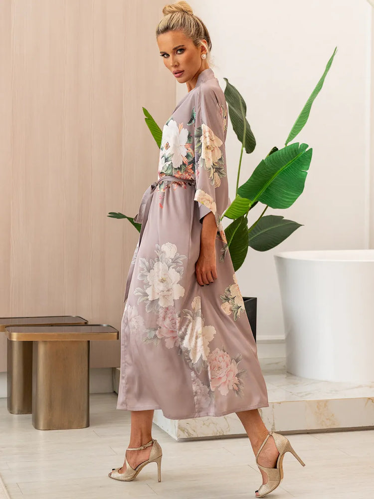 robe kimono lilás floral em movimento passo suave