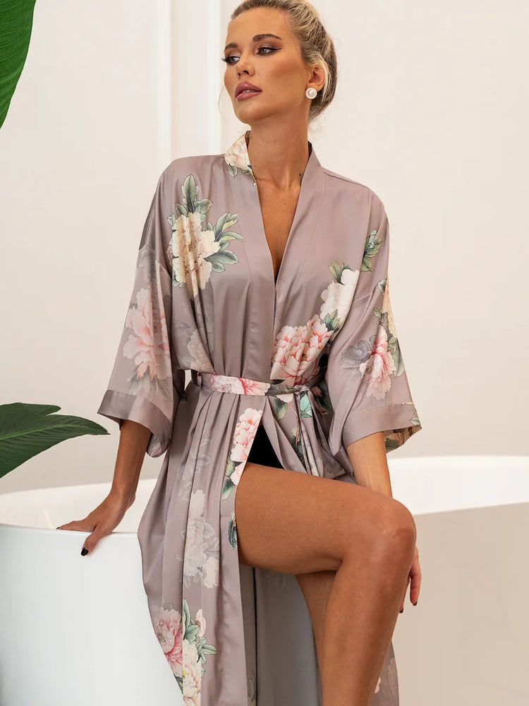 detalhe do forro e pesponto kimono lilás floral acetinado